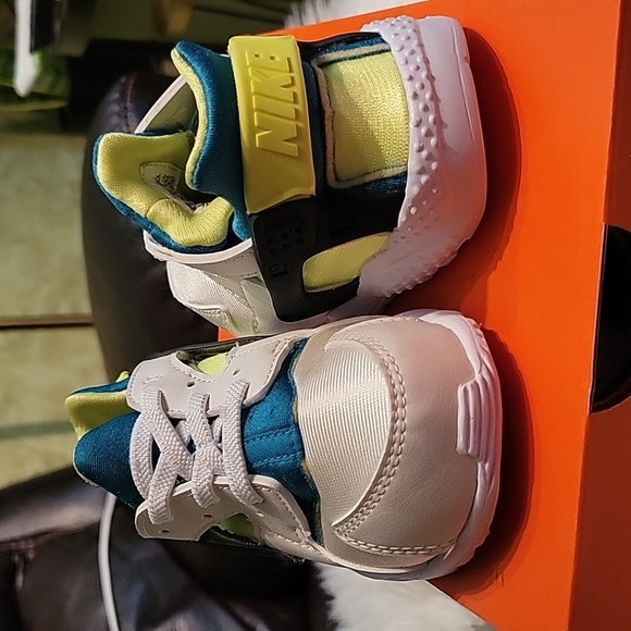 NWT Nike Sneakers - Picture 4 of 6